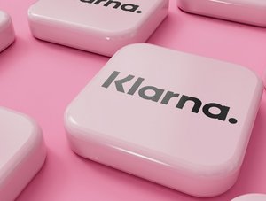 Klarna-Logo auf pinken Buttons