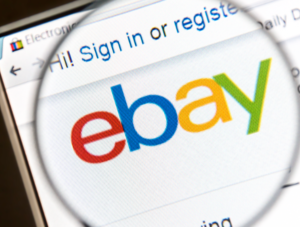 Ebay-Logo unter Lupe