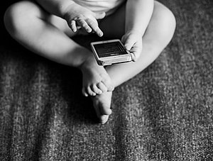 Baby mit Smartphone