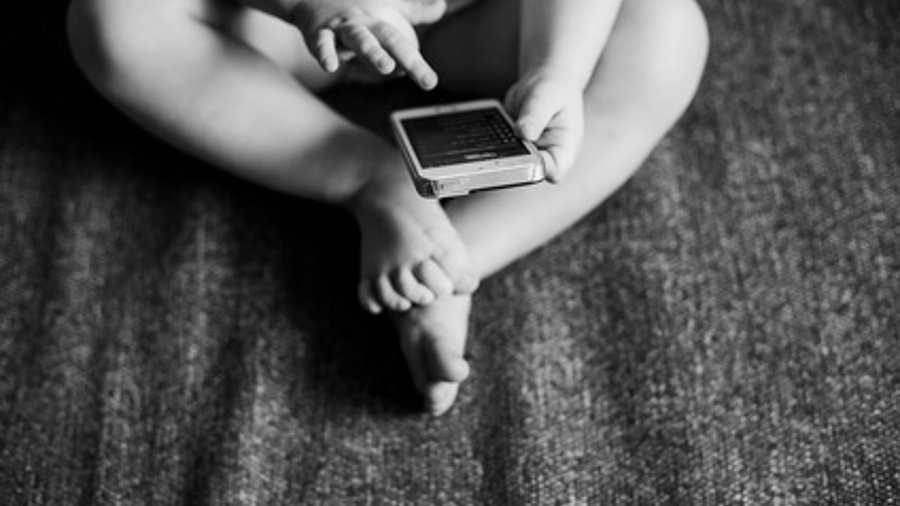 Baby mit Smartphone