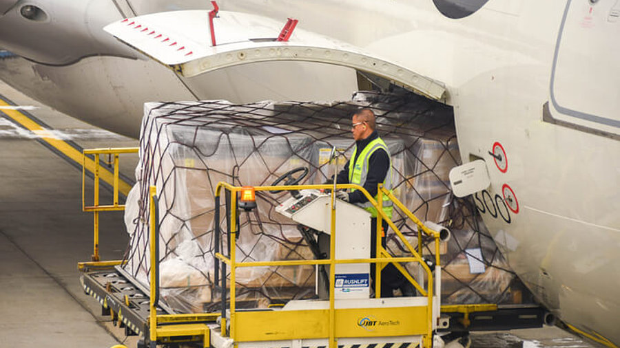 Mitarbeiter bei Entladung Flugzeug