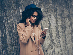 Frau mit Smartphone 