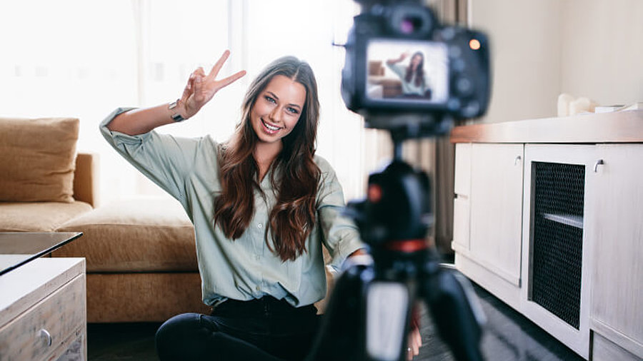 YouTube-Influencer: Lady vor Kamera