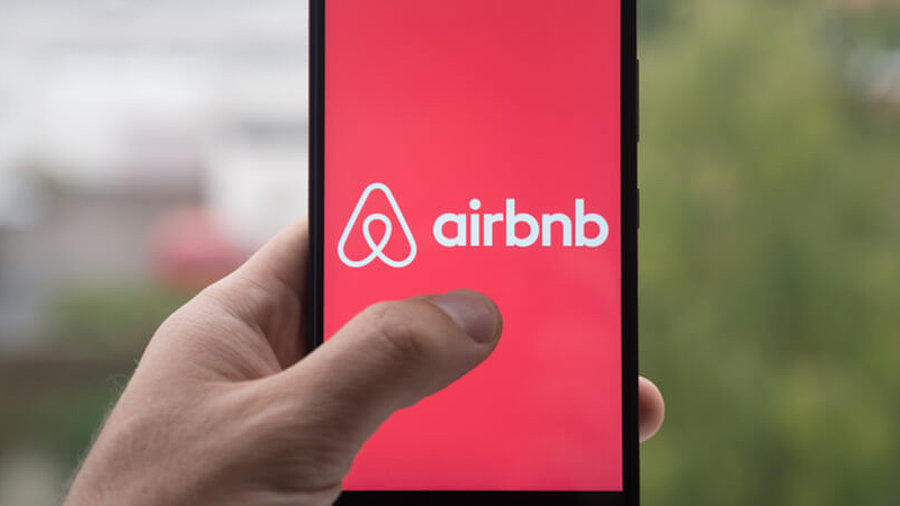 Airbnb-Logo auf einem Smartphone