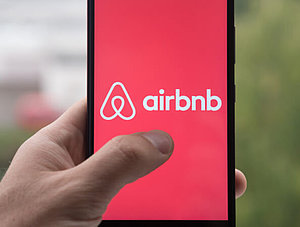 Airbnb-Logo auf einem Smartphone