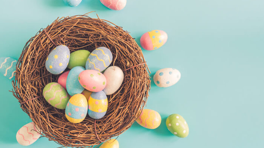 Bunte Eier in einem Osternest