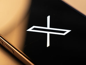 X Logo auf dem Smartphone-Bildschirm