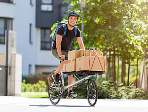 Lastenradfahrer mit Paketen