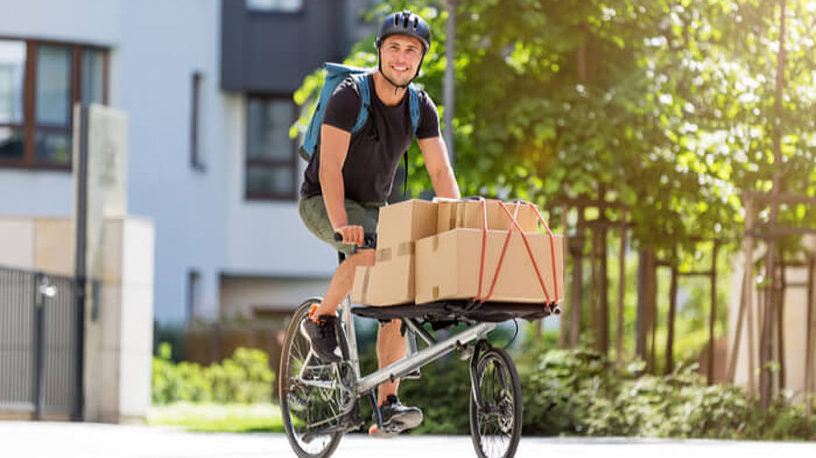 Lastenradfahrer mit Paketen