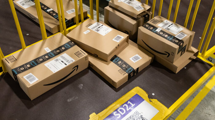 Amazon-Pakete in einem Logistikzentrum des Konzerns