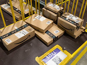 Amazon-Pakete in einem Logistikzentrum des Konzerns