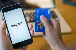 Amazon auf Smartphone und Visakarte