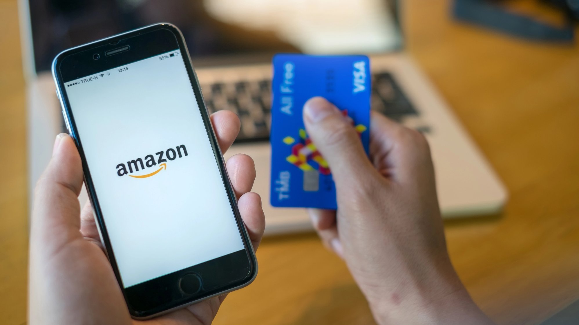 Amazon auf Smartphone und Visakarte