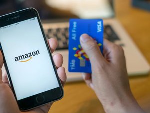 Amazon auf Smartphone und Visakarte