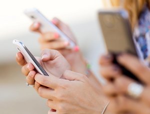 Junge Leute halten Smartphones in den Händen