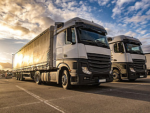 Lkw parken an Autobahnraststätte