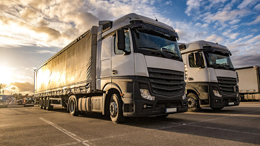 Lkw parken an Autobahnraststätte