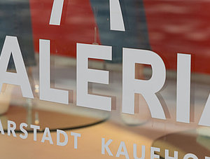 Schaufenster der Warenhauskette Galeria Karstadt Kaufhof