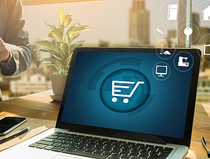 Laptop mit E-Commerce-Icons