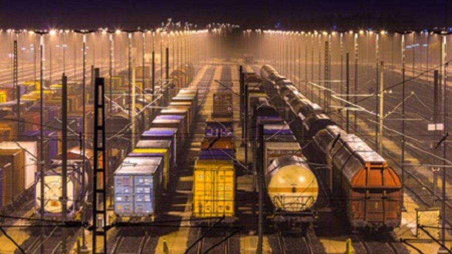 Güterbahnhof bei Nacht