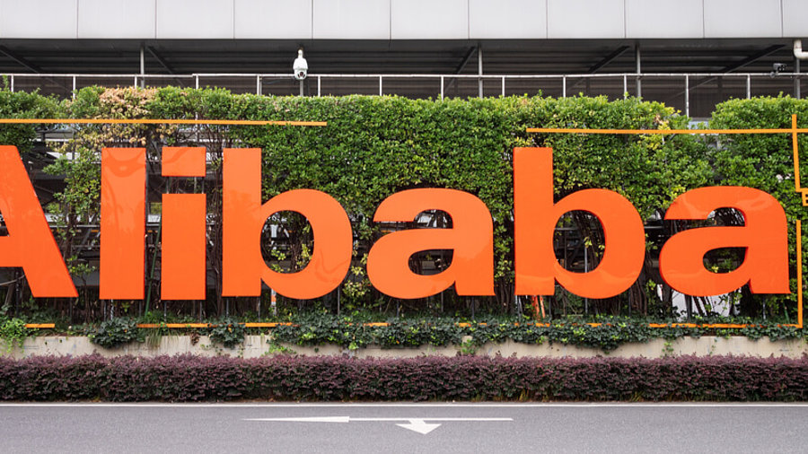 Alibaba-Schriftzug vor einem Haus
