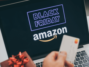 Black Friday und Amazon-Schriftzug auf einem Laptop