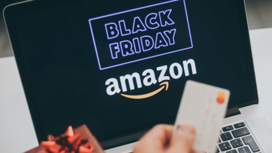 Black Friday und Amazon-Schriftzug auf einem Laptop