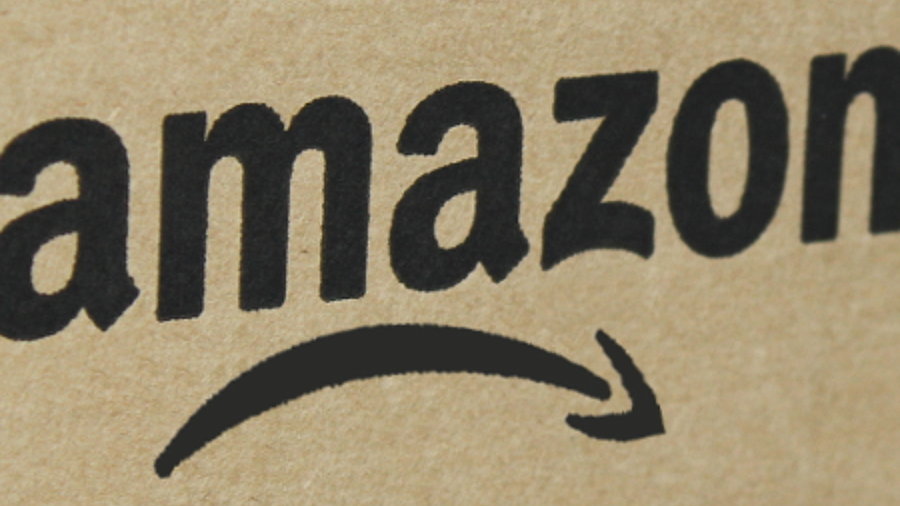 Amazon-Karton mit traurigem Smiley