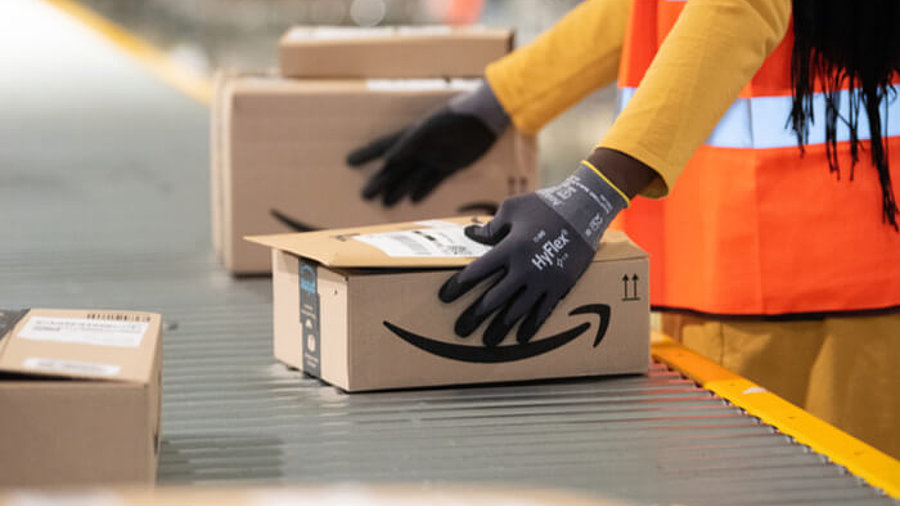 Amazon-Paket wird in einem Logistikzentrum verarbeitet