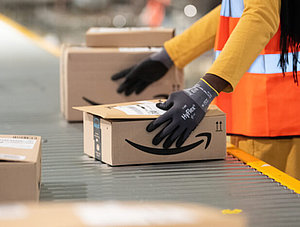 Amazon-Paket wird in einem Logistikzentrum verarbeitet