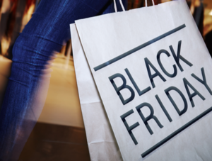 Person mit Black-Friday Einkaufst&uuml;te