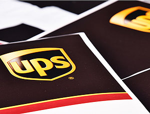 UPS-Logos auf Briefumschlägen