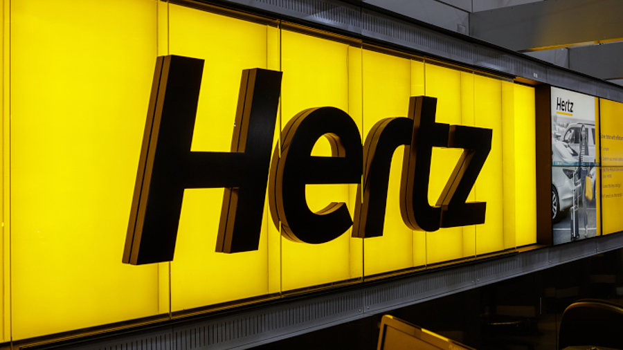 Reklametafel der Firma Hertz am Flughafen