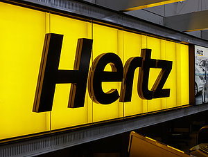 Reklametafel der Firma Hertz am Flughafen