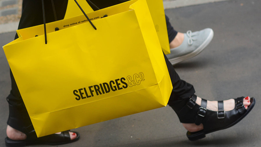 Frau mit Selfridges-Tasche