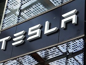 Tesla-Schriftzug an Geb&auml;ude