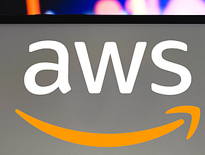 AWS Logo auf Smartphone