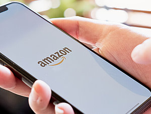 Amazon Logo auf Smartphone