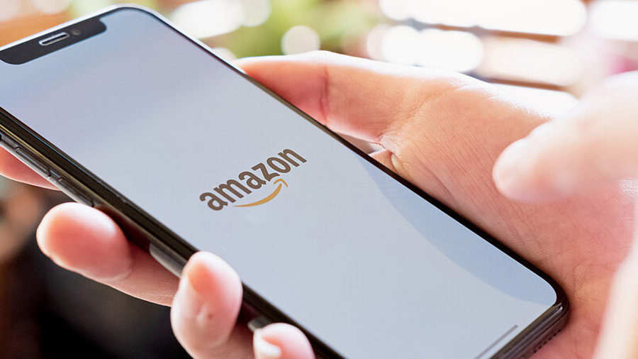 Amazon Logo auf Smartphone