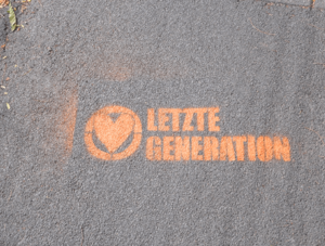 Schriftzug letzte Generation auf Straße