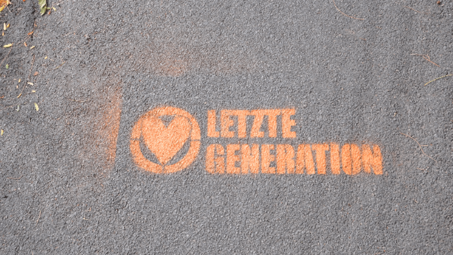 Schriftzug letzte Generation auf Straße