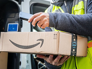 Lieferant mit Amazon-Paket