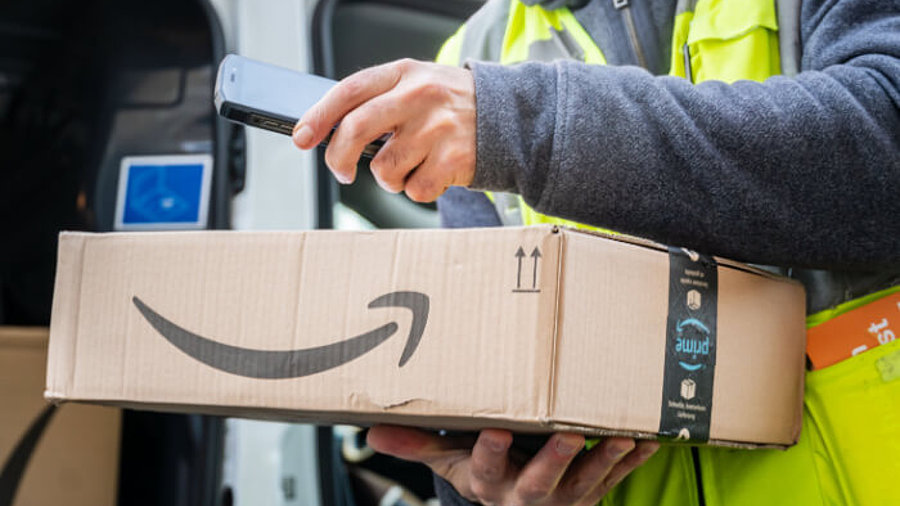 Lieferant mit Amazon-Paket