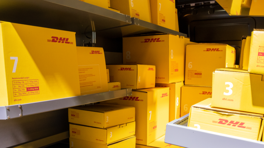 DHL Pakete in einem Transporter