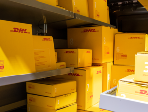 DHL Pakete in einem Transporter