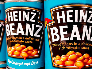 Gestapelte Dosen von Heinz Beanz