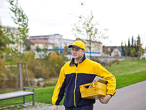 Briefträger mit Warenpost