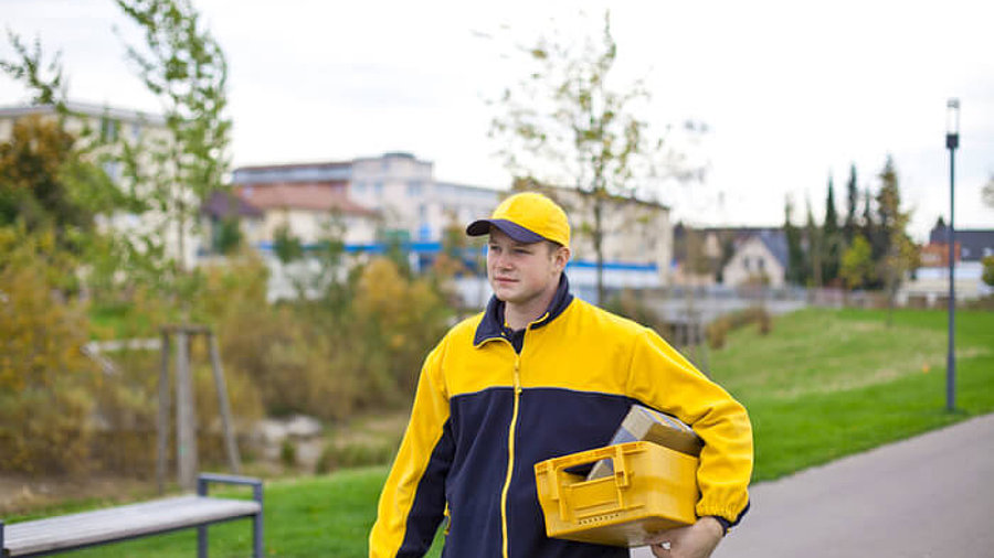 Briefträger mit Warenpost