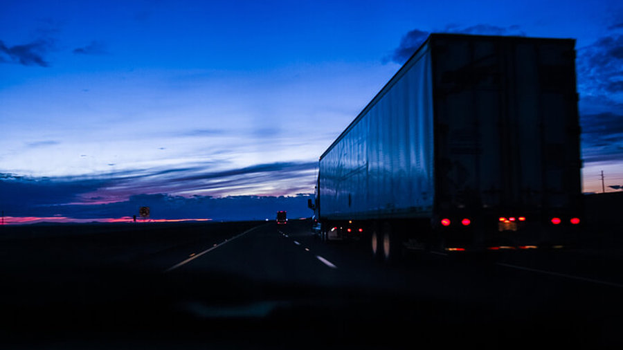 Lkw bei Nacht auf Autobahn 