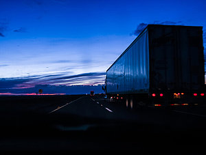 Lkw bei Nacht auf Autobahn 